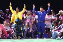 Nữ hoàng nhạc pop Madona gây sốt khi mang 2 huyền thoại bóng đá xuất hiện ở 'halftime show' World Cup 2026