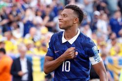 Mbappe lại thắng Messi: Lần thứ hai giành Chiếc giày vàng World Cup