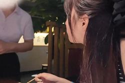 Đi ăn một mình tại nhà hàng, cô gái lập tức bỏ về sau lời nhắn của nhân viên
