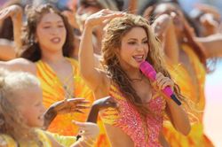 Shakira gây sốt với váy xẻ táo bạo tại chung kết World Cup 2026