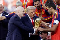 Ông Trump 'chiếm spotlight' lễ trao cúp World Cup, phản ứng của Chủ tịch FIFA gây chú ý