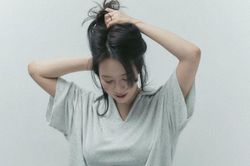 Song Ji Hyo gây sốt với bộ ảnh mới, U50 vẫn trẻ trung nhờ phong cách táo bạo