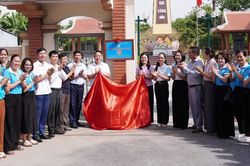 Số hóa Nghĩa trang Liệt sĩ: Phụ nữ Hưng Yên xây 'cây cầu ký ức' trên không gian số