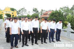 Phó Chủ tịch Thường trực UBND tỉnh Mai Xuân Liêm viếng Nghĩa trang liệt sĩ và thăm, tặng quà gia đình chính sách