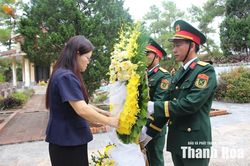 Phó Trưởng đoàn ĐBQH tỉnh Lương Thị Hoa viếng nghĩa trang liệt sĩ và thăm, tặng quà gia đình chính sách