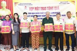 Trao 31 phần quà cho nạn nhân chất độc da cam ở xã Tân Hiệp