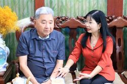 Đồng chí Trần Thị Thanh Hương thăm gia đình người có công tại phường Long Xuyên