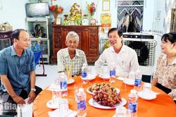 Lãnh đạo tỉnh An Giang thăm gia đình có công tại Thới Sơn, Chi Lăng