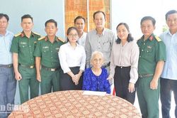 Ban Chỉ huy Phòng thủ khu vực 5 - An Biên thăm Mẹ Việt Nam Anh hùng