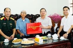 Chủ tịch UBND tỉnh Bắc Ninh Phạm Hoàng Sơn thăm, tặng quà người có công tại phường Tân An