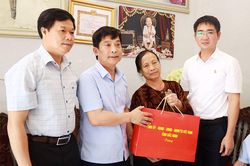 Bắc Ninh: Phó Chủ tịch HĐND tỉnh Nguyễn Anh Tuấn thăm, tặng quà người có công phường Tiền Phong