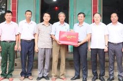 Bắc Ninh: Chủ tịch HĐND tỉnh Nguyễn Việt Oanh thăm, tặng quà người có công xã Hoàng Vân