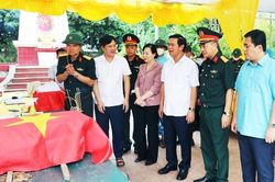 Phó Chủ tịch UBND tỉnh Lê Xuân Lợi kiểm tra công tác lấy mẫu hài cốt liệt sĩ tại xã Tân Chi và Đại Đồng