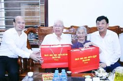 Bắc Ninh: Ph&oacute; Chủ tịch UBND tỉnh Ng&ocirc; T&acirc;n Phượng thăm, tặng qu&agrave; người c&oacute; c&ocirc;ng tại phường Ph&ugrave; Kh&ecirc;