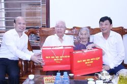 Bắc Ninh: Phó Chủ tịch UBND tỉnh Ngô Tân Phượng thăm, tặng quà người có công tại phường Phù Khê