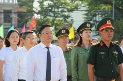 Chủ tịch Ủy ban MTTQ Việt Nam thành phố Lê Trí Thanh dâng hương tại Nghĩa trang liệt sĩ Tam Kỳ