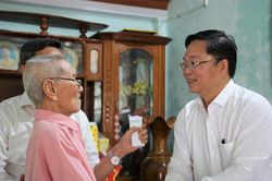 Chủ tịch Ủy ban MTTQ Việt Nam thành phố Lê Trí Thanh thăm, tặng quà gia đình có công tại phường Bàn Thạch