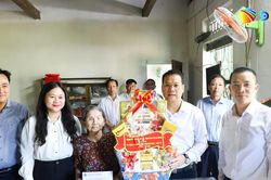 Chủ tịch UBND th&agrave;nh phố Đ&agrave; Nẵng Nguyễn Mạnh H&ugrave;ng thăm gia đ&igrave;nh người c&oacute; c&ocirc;ng c&aacute;ch mạng