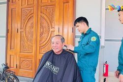 Chi đoàn dân quân xã Tam Anh tổ chức mô hình 'Mái tóc nghĩa tình' tri ân người có công