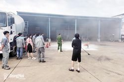 Phòng Cảnh sát PCCC và CNCH Công an thành phố Đồng Nai tuyên truyền, huấn luyện nghiệp vụ PCCC và CNCH cho gần 120 người lao động tại Khu công nghiệp Nhơn Trạch 3