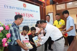 Xã Phước Sơn tặng sách giáo khoa cho học sinh khó khăn