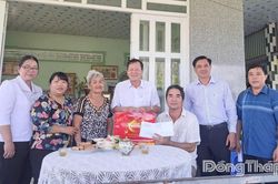 Đồng chí Phan Văn Hợp thăm, tặng quà gia đình chính sách tại xã Phong Mỹ