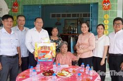 Đoàn công tác Tỉnh ủy Đồng Tháp thăm tặng quà gia đình chính sách tại xã Hòa Long