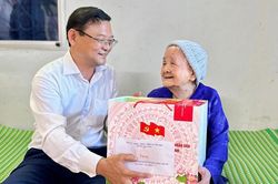 Phó Chủ tịch UBND tỉnh Nguyễn Tự Công Hoàng thăm, tặng quà gia đình chính sách