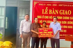 Xã Ia Hrú bàn giao nhà ở cho con đẻ người hoạt động kháng chiến bị nhiễm chất độc hóa học