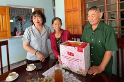 Giám đốc Sở Nội vụ Phạm Thị Tố Hải thăm, tặng quà gia đình chính sách, người có công