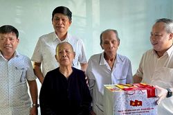 Phó Bí thư Tỉnh ủy Châu Ngọc Tuấn thăm, tặng quà gia đình chính sách tại 2 xã Tuy Phước Bắc và Tuy Phước Đông