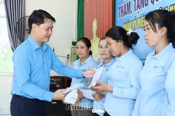 Liên đoàn Lao động tỉnh Khánh Hòa thăm, tặng quà tri ân người lao động khu vực phía nam tỉnh