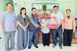 Xã Khánh Sơn thăm, tặng quà người có công với cách mạng