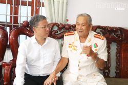Phó Chủ tịch UBND tỉnh Trần Hòa Nam thăm, tặng quà gia đình có công với cách mạng tại phường Cam Linh