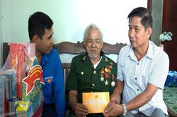 Đảng ủy xã Đông Khánh Sơn thăm, tặng quà người có công với cách mạng