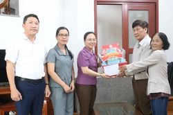 Đảng ủy phường Phan Rang thăm, tặng quà người có công với cách mạng