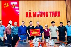 Xã Mường Kim hỗ trợ gần 142 triệu đồng cho xã Mường Than