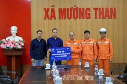 Công ty Điện lực Lai Châu hỗ trợ 50 triệu đồng khắc phục hậu quả thiên tai tại xã Mường Than