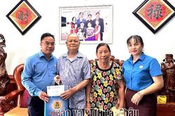 Liên đoàn Lao động tỉnh thăm, tặng quà gia đình chính sách, người có công