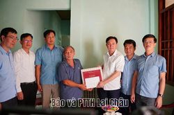 Đoàn công tác của tỉnh thăm, tặng quà người có công và thân nhân người có công tại 2 xã: Bum Nưa, Bum Tở
