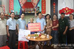 Trao kinh phí hỗ trợ xây nhà cho gia đình thân nhân liệt sĩ tại phường Lương Văn Tri