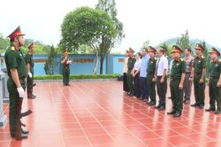 Dâng hương tưởng niệm tại 12 nghĩa trang liệt sĩ
