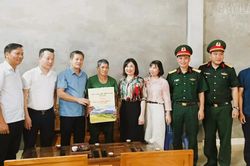Phó Chủ tịch Thường trực UBND tỉnh Ngô Hạnh Phúc thăm, tặng quà người có công tại xã Bản Xèo