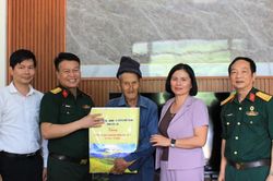 Lãnh đạo tỉnh Lào Cai thăm, tặng quà người có công tại xã Cao Sơn