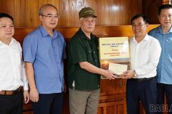 Đồng chí Trưởng ban Tổ chức Tỉnh ủy thăm, tặng quà gia đình người có công và thân nhân liệt sĩ xã Mường Lai