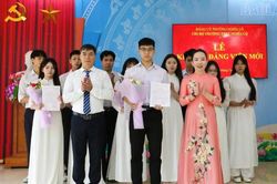 11 học sinh Trường THPT Nghĩa Lộ vinh dự đứng trong hàng ngũ của Đảng