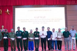 Xã Bản Lầu: Gặp mặt, tặng quà người có công nhân kỷ niệm 79 năm Ngày Thương binh - Liệt sĩ