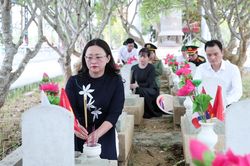 Ph&oacute; B&iacute; thư Tỉnh ủy Gi&agrave;ng Thị Dung d&acirc;ng hương tưởng niệm c&aacute;c Anh h&ugrave;ng liệt sĩ tại nghĩa trang liệt sĩ Quốc tế Việt - L&agrave;o