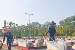 Tận tụy chăm sóc nơi an nghỉ của liệt sĩ