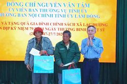 Trưởng Ban Nội chính Tỉnh ủy Lâm Đồng Nguyễn Văn Tám thăm, tặng quà gia đình người có công với cách mạng